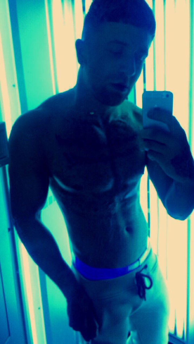 JackWard__'s tweet photo. Same sunbed. Just 6 months apart. #transformationpost https://t.co/of8qXJNQxu
