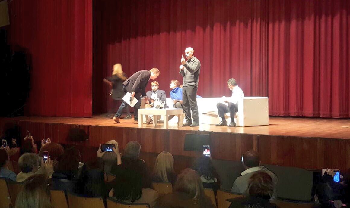 dpr_00's tweet photo. [AHORA] @Soledad_Acunia &amp; @horaciorlarreta hablando con padres y #DocentesBA en #Belgrano https://t.co/LCsl56AGyL