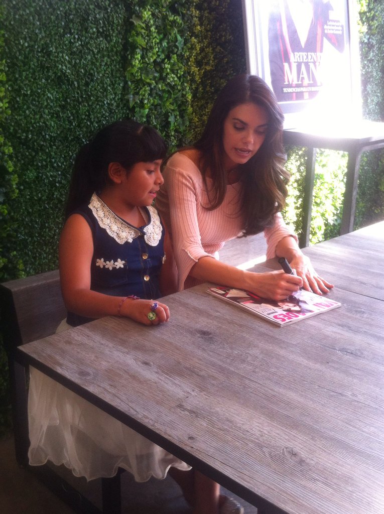 vanidadesmx's tweet photo. Nuestras adoradas lectoras de #vanidades siguen llegando a la firma de autógrafos con @LiviaBritoP. ¡Seguimos aquí! https://t.co/IbawJ5ngmE