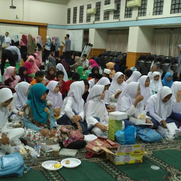 KOPPAJA's tweet photo. Alhmdulillah tgl 8-6-17, bukber&amp;santunan oleh BEM UNPAK BOGOR sukses #welovebogor #bogohkabogor #pertiwimemanggil #sosial #peduli  #koppaja https://t.co/CbaVt6ivHE