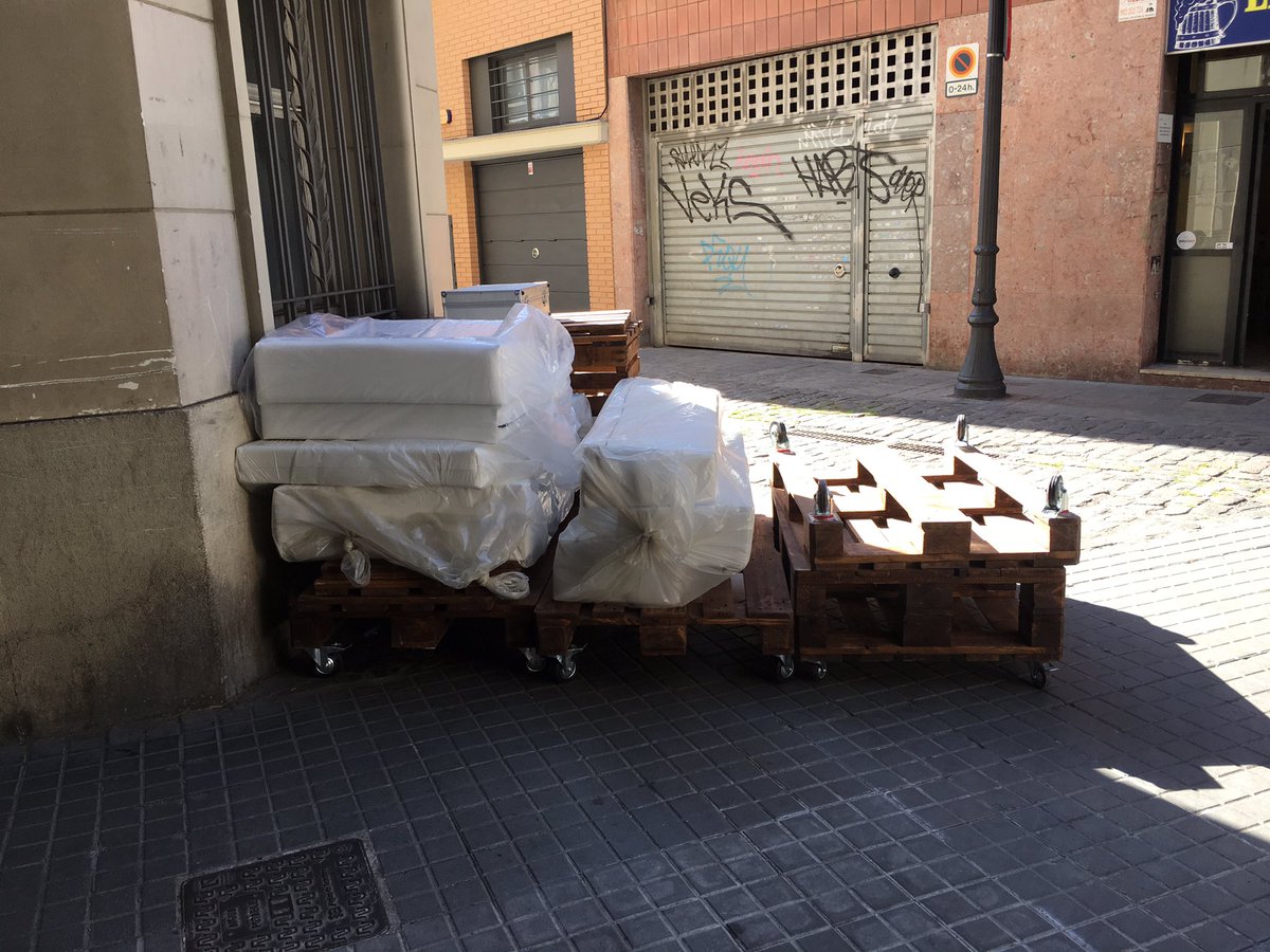 paletsdelujo's tweet photo. Día duro de montajes , mañana os enseñamos los resultados. #palets #paletsdesign #decoracion #santandreu #barcelona #sofasdepalets https://t.co/rlVmOSUPLv