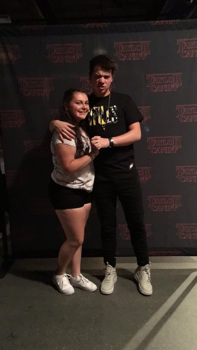 typicaltaz's tweet photo. Reunited❤️ @taylorcaniff https://t.co/VWI5PvJOzx