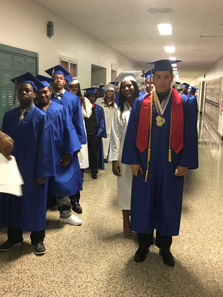 JMCHSPatriots's tweet photo. John Marshall Seniors Class of 2017! @JohnMarshallCHS https://t.co/MfSXxnIMvE
