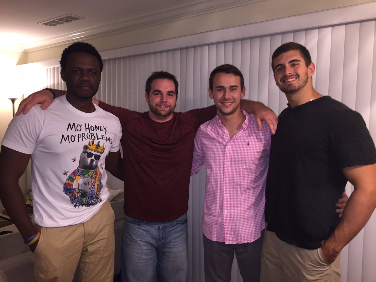 HayshnSnsayshn's tweet photo. #NationalBestFriendDay @SamHRhodes #Luke #notZack https://t.co/nDroVxlvNs