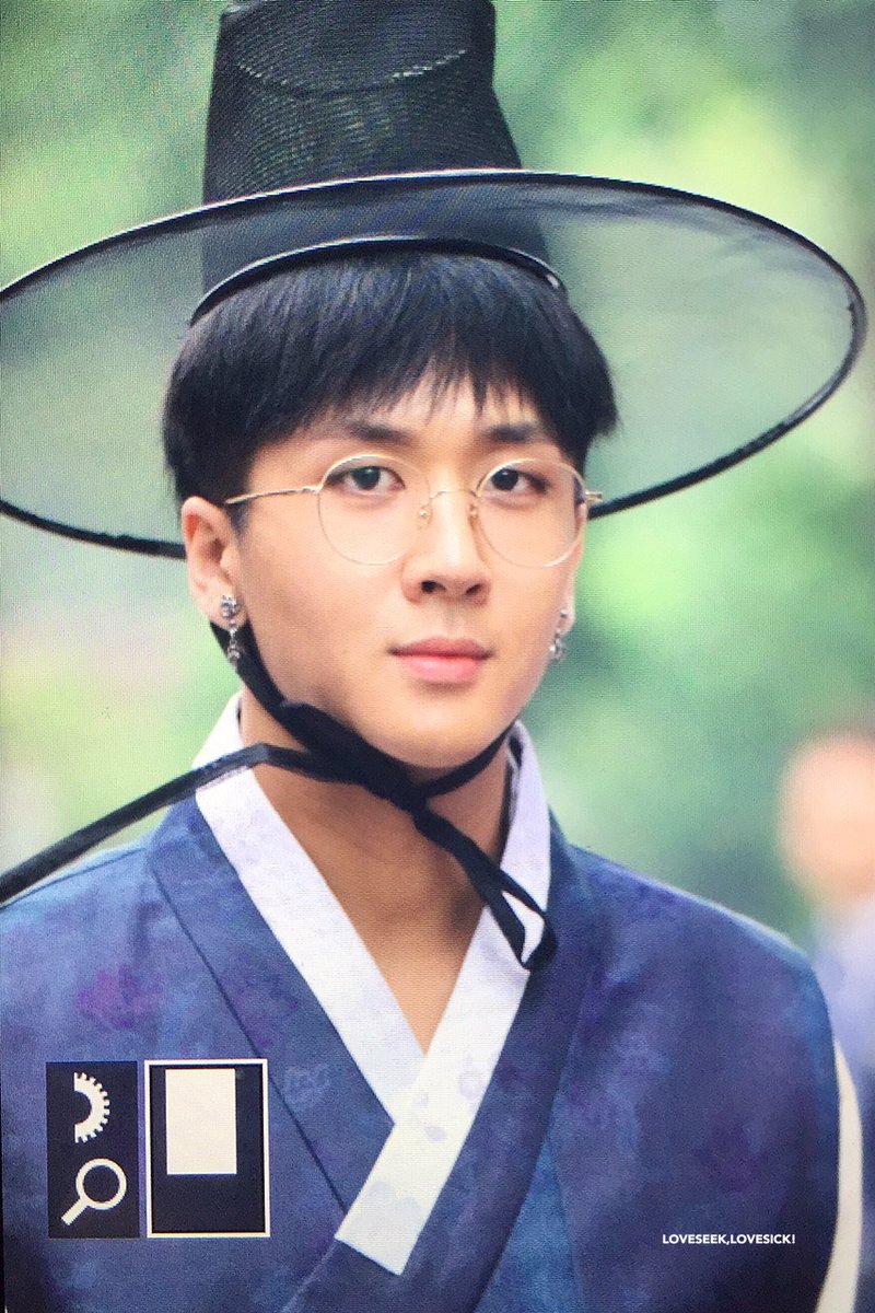 170609 뮤뱅 출근 #라비 #Ravi <a href="/AceRavi/">ㅡ</a> 연서를 30000통 정도 보내면 내 마음 도련님께 닿을까ㅠ,,, 오늘 내린 빗방울은 미처 닿지 못한 내 마음이었을ㄲㅏㅠ