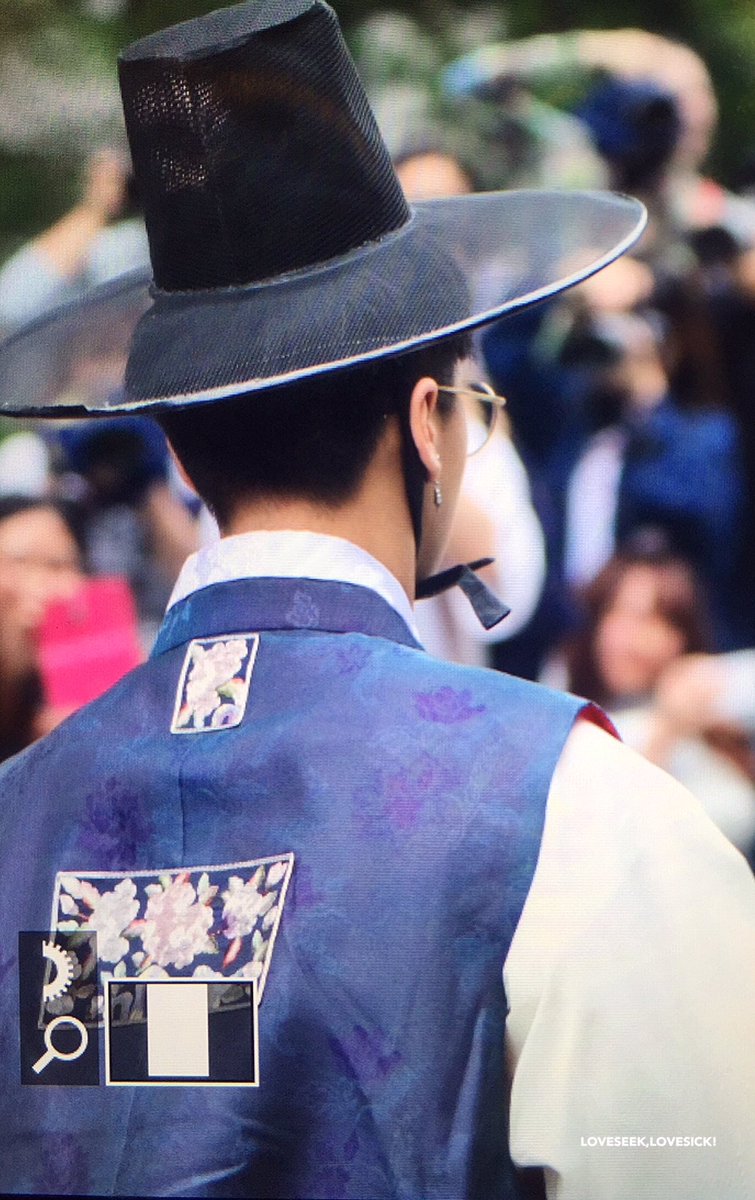 170609 뮤뱅 출근 #라비 #Ravi <a href="/AceRavi/">ㅡ</a> 우리 도련님 뒷모습 보세여 장원급제 하실 것 같아 어카면조아ㅠㅠ