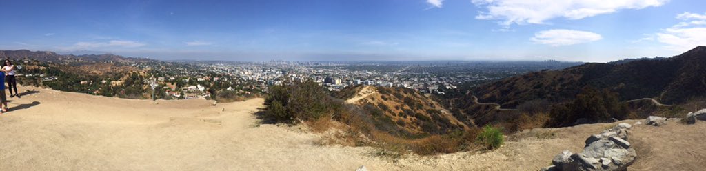 LaurenDawn_TV's tweet photo. Hollywood Hills #LalaInLA #LAthings #CALI #hiking https://t.co/nNy2eFRo10