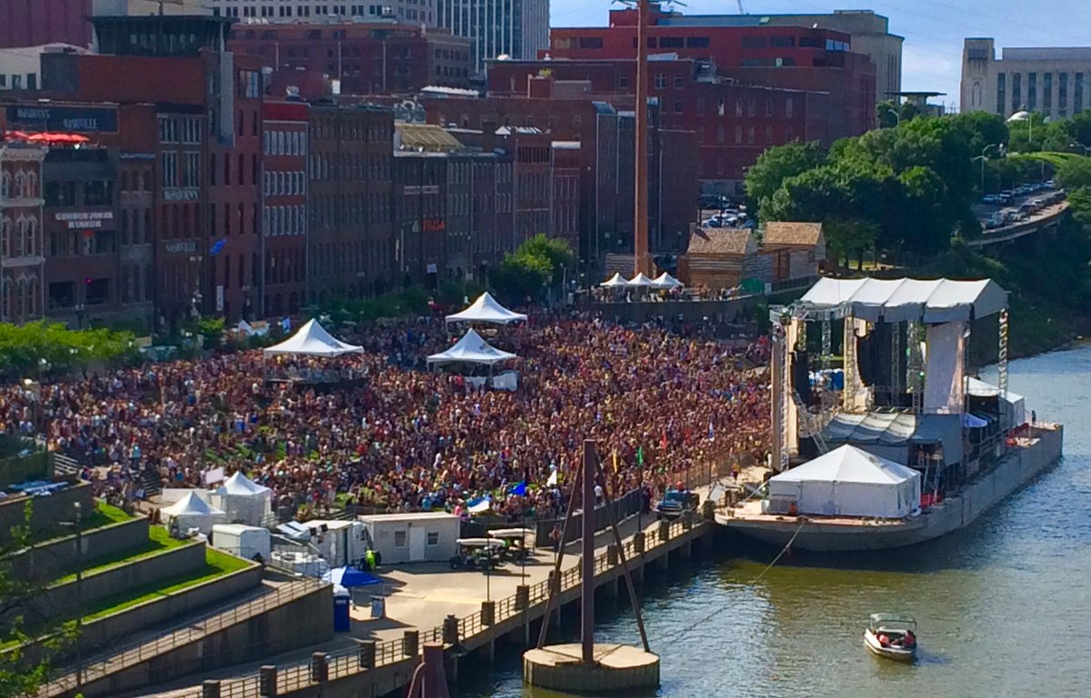 La scène flottante sur la Cumberland River à Nashville attire des milliers de fans dans la journée pour le #CMAMusicFestival 2017