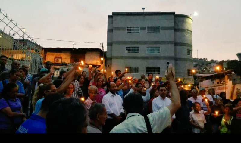 ReporteYa's tweet photo. #8Jun @milmanrique Gran Vigilia en honor a los caídos desde la Parroquia San Juan AVD. San Martín https://t.co/aEh9zs0B64