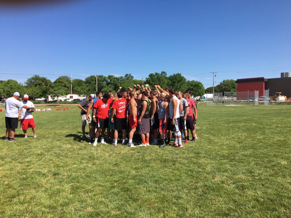 WestNebAllStars's tweet photo. West football team breaks it down following an afternoon practice at Scottsbluff High School. https://t.co/TatFtJi3rJ