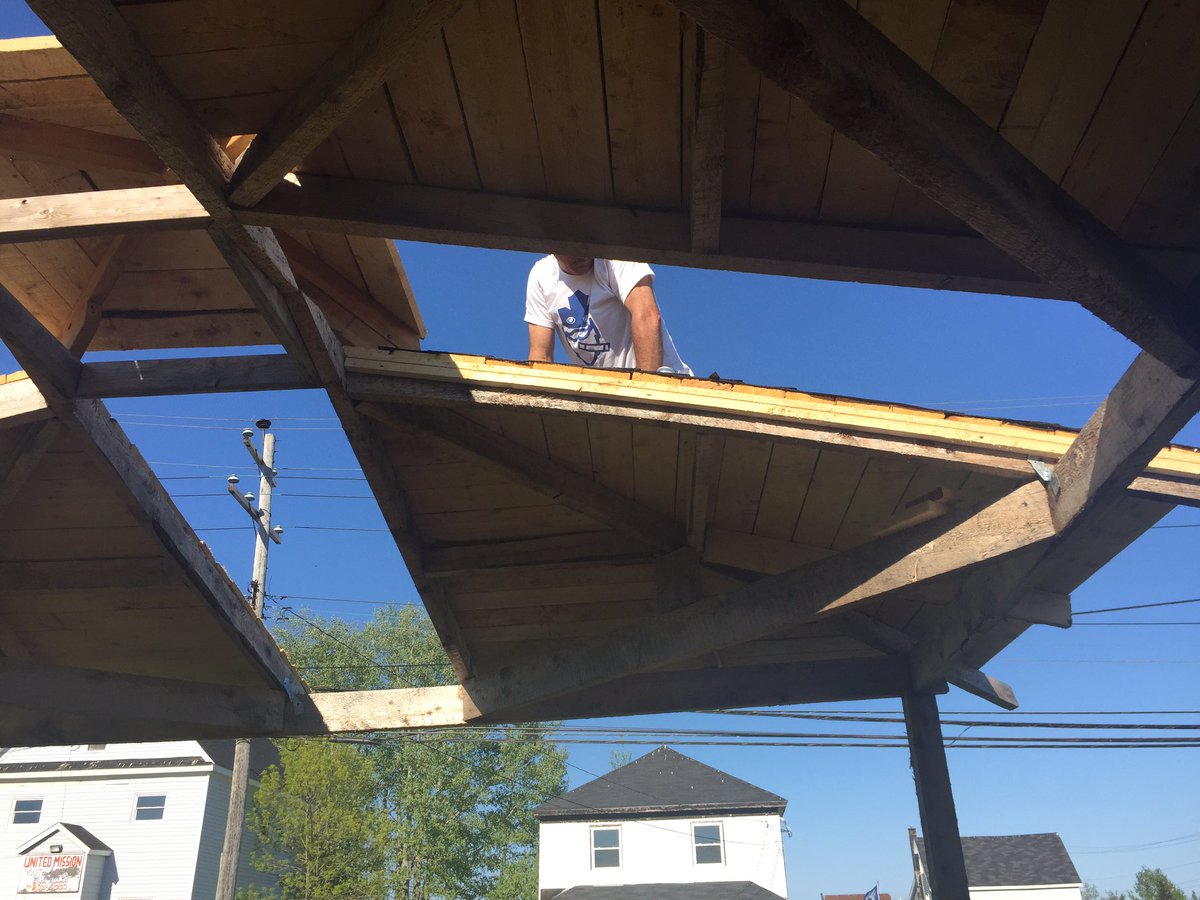 DanTheSportsFan's tweet photo. It's pretty cool to look up and notice one of the roofers is wearing one of your shirts! #TheDartSpecial #ThatWasRandom @DC4LCustomTees https://t.co/oYv6PkT0vm