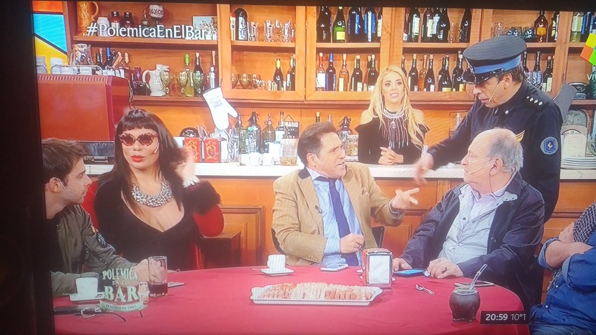 EduardoPrensa1's tweet photo. Naaaaaa el paso de comedia en #Polemicaenelbar con @Orianajuncotop @iudica y @renebertrandok es genial.  @Prensa_Kuarzo https://t.co/podBDGTJbf