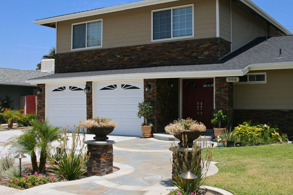 WHMasonry's tweet photo. Put your best face forward #westhillsmasonry #frontyardremodel #rocpro #thompsonsbuildingmaterials https://t.co/Tu346eCOjL