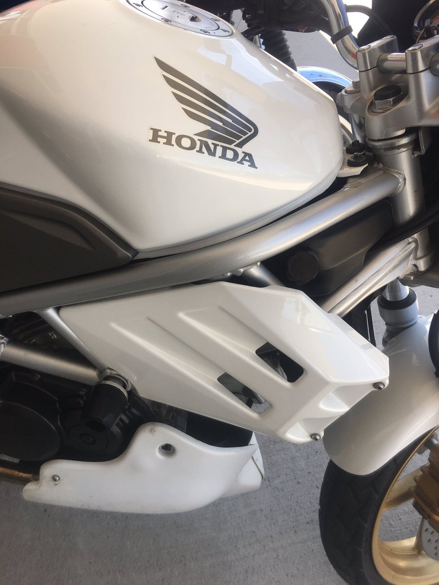 maro0003's tweet photo. VTRのサイドカバーっていいね。
少しエンジンを隠して別のバイクっぽく見えるのがイイ。 https://t.co/oNF3UsANxI