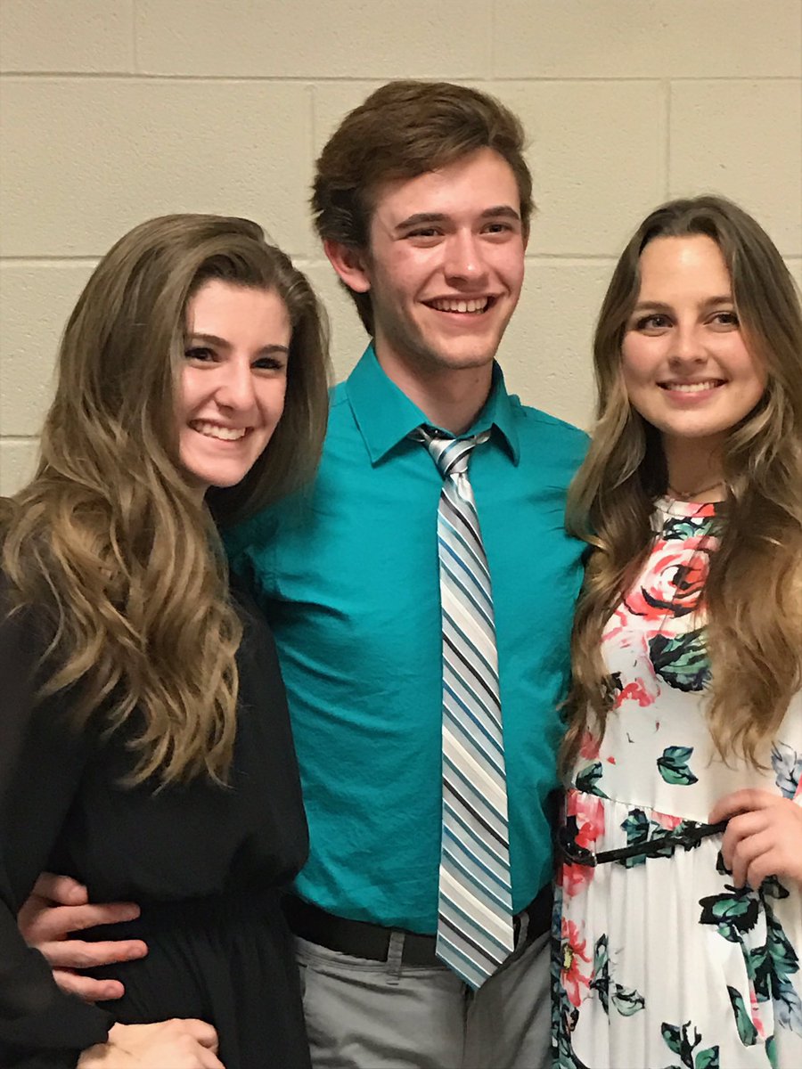 baby_efus's tweet photo. #nationalbestfreindsday i wouldn't be who i am today without these amazing people ❤❤ https://t.co/KsqlOBAUmj