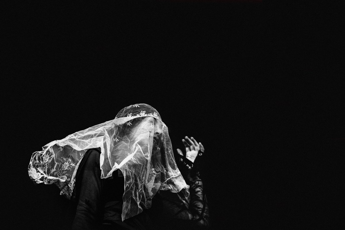 BradHeaton's tweet photo. Lorde at Governors Ball. 

minimalism crop &amp; detail crop https://t.co/hY3iYifDEV