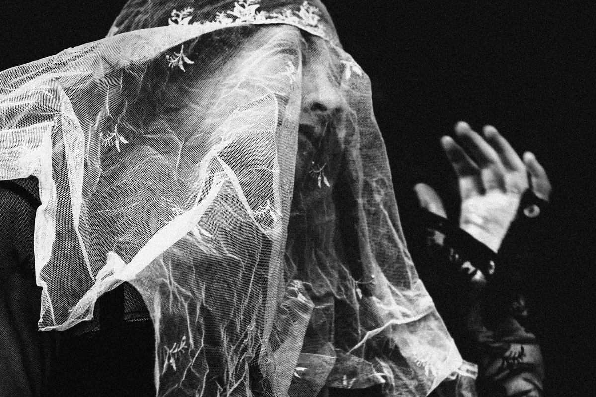 BradHeaton's tweet photo. Lorde at Governors Ball. 

minimalism crop &amp; detail crop https://t.co/hY3iYifDEV