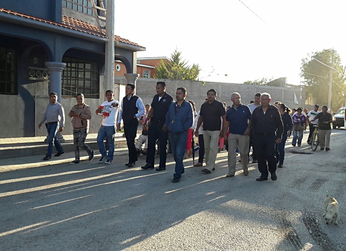 TizayucaSegura's tweet image. En estos momentos #Srio. @Edwin_HernandG realiza #Recorrido en #Col #MioCid para detectar áreas vulnerables para brindar una mejor Seguridad