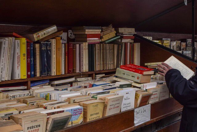 MarcHillman2024's tweet photo. Petit clin d'œil aux bouquinistes des quais de la Seine. 

#VendrediLecture https://t.co/xG1tpab9AW