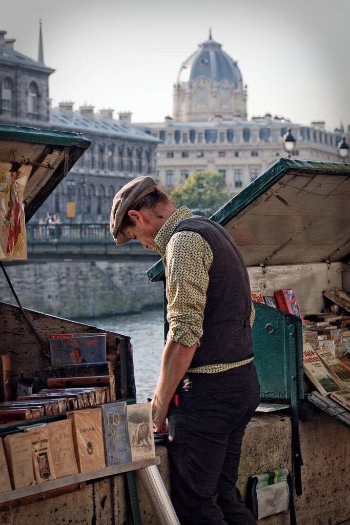MarcHillman2024's tweet photo. Petit clin d'œil aux bouquinistes des quais de la Seine. 

#VendrediLecture https://t.co/xG1tpab9AW