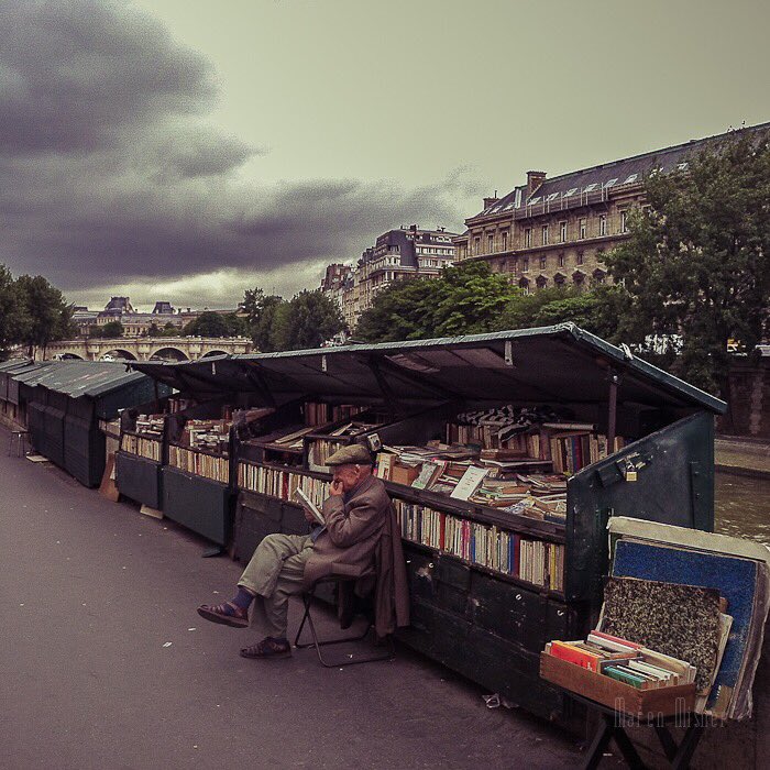 MarcHillman2024's tweet photo. Petit clin d'œil aux bouquinistes des quais de la Seine. 

#VendrediLecture https://t.co/xG1tpab9AW