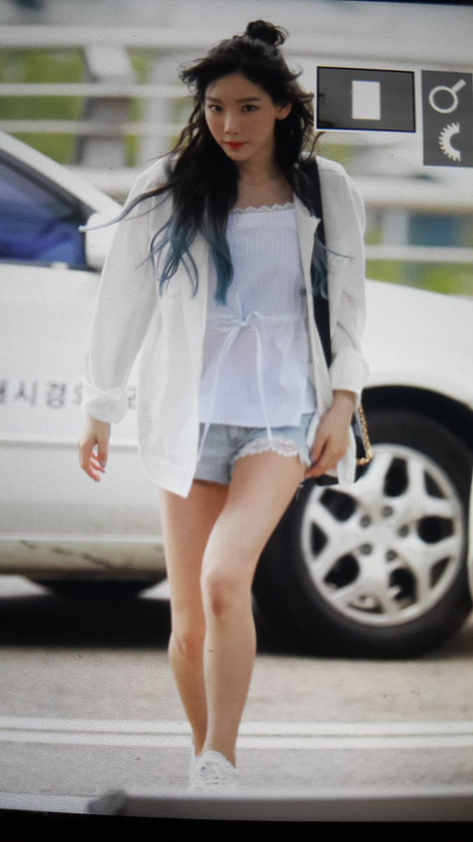 [PIC][09-06-2017]TaeYeon khởi hành đi Hồng Kông để tham dự 2 đêm "PERSONA in HONG KONG" vào trưa nay DB20Hh6V0AEwmZR