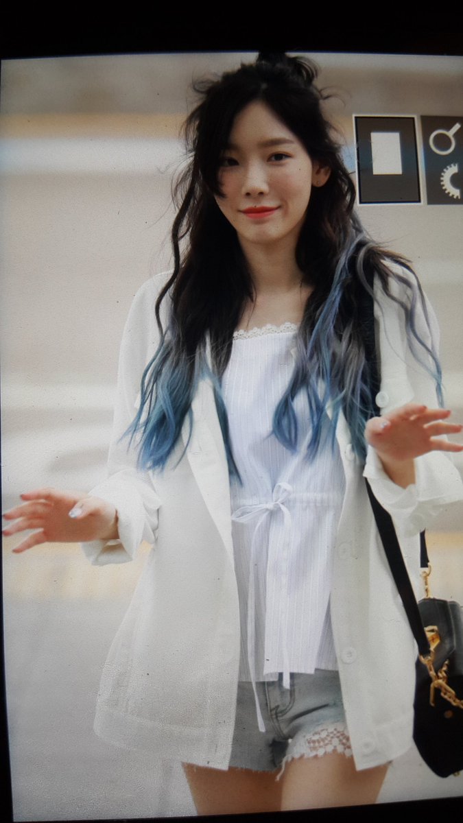 [PIC][09-06-2017]TaeYeon khởi hành đi Hồng Kông để tham dự 2 đêm "PERSONA in HONG KONG" vào trưa nay DB20JedUwAAX1t3