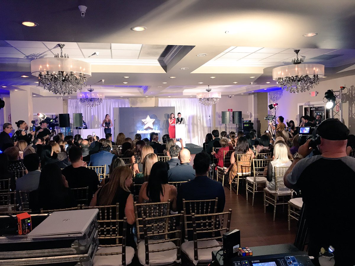 newconceptpr's tweet photo. La gran premiacion de @estrellasdigita compartiendo con grandes talentos @borjavoces @LuchoBorregoC @NataliaCruzNews @HelenaRodriTV https://t.co/olatrUa4rF