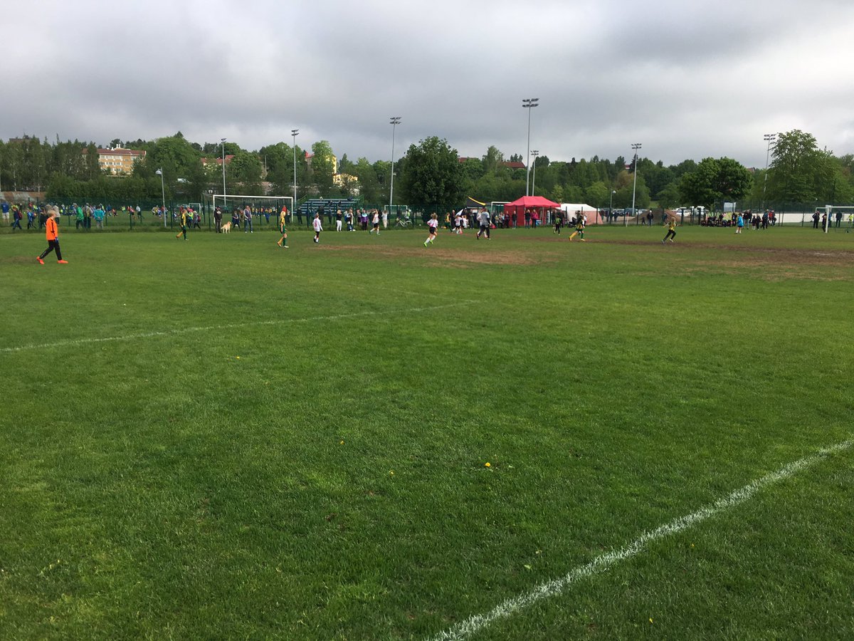 T06/punainen 4-1 voitolla pelaamaan sijoista 1-8. Hieno turnaus menossa tytöillä. #stadicup