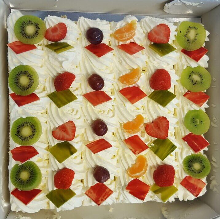 Altijd leuk om verrast te worden door een klant die #happy met ons is. #taart #zomervitamine #HappyFriday #samenwerken #samengenieten