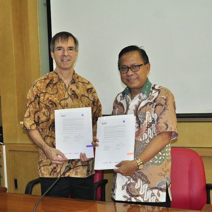 ReadiProject's tweet photo. Mr. Bill Duggan and Prof. Dr. Eddy Baskoro, signing the MoU betwen #ReadiProject and FMIPA ITB @itbofficial on June 8, 2017. https://t.co/lvAxk0JGjE