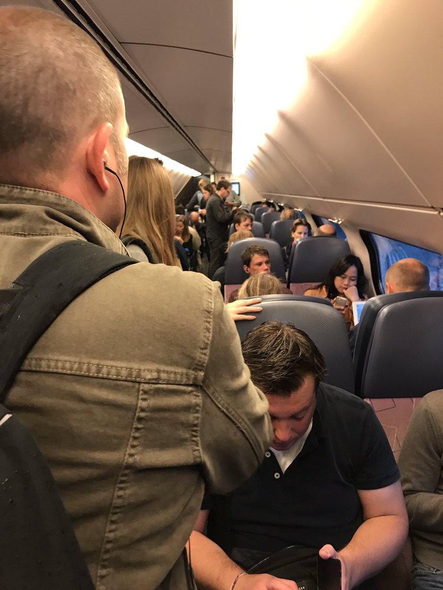 TheoBreimer's tweet photo. @NS_online elke vrijdag. Kortere trein dan de rest van de week en staan. https://t.co/ECrtGY6AXC