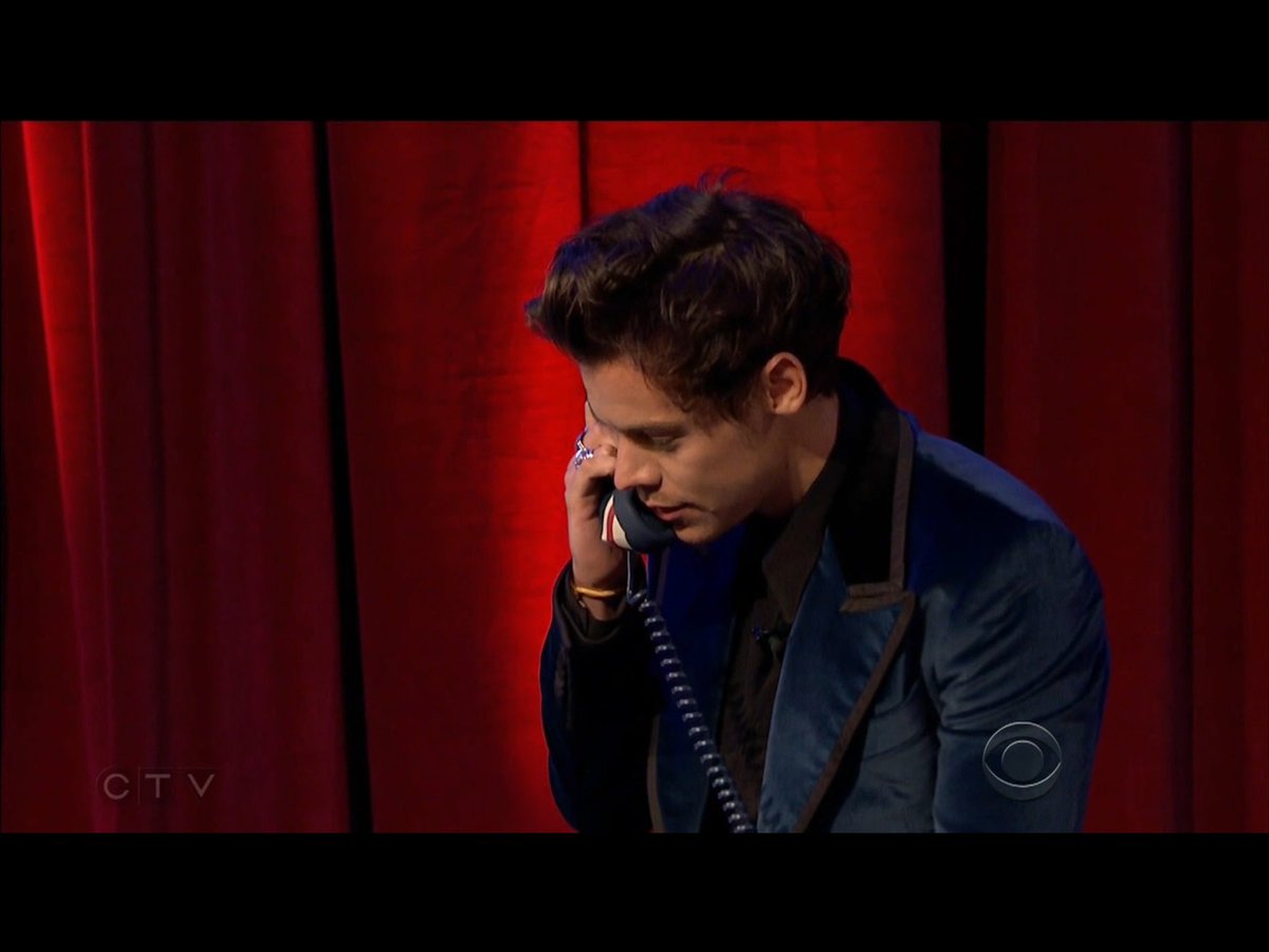 1D_24hNews's tweet photo. Harry on #TheLateLateLondon last night!!!
#HarryStyles #Harry #Styles #SignOfTheTimesMusicVideo https://t.co/C7EF1pSrlA