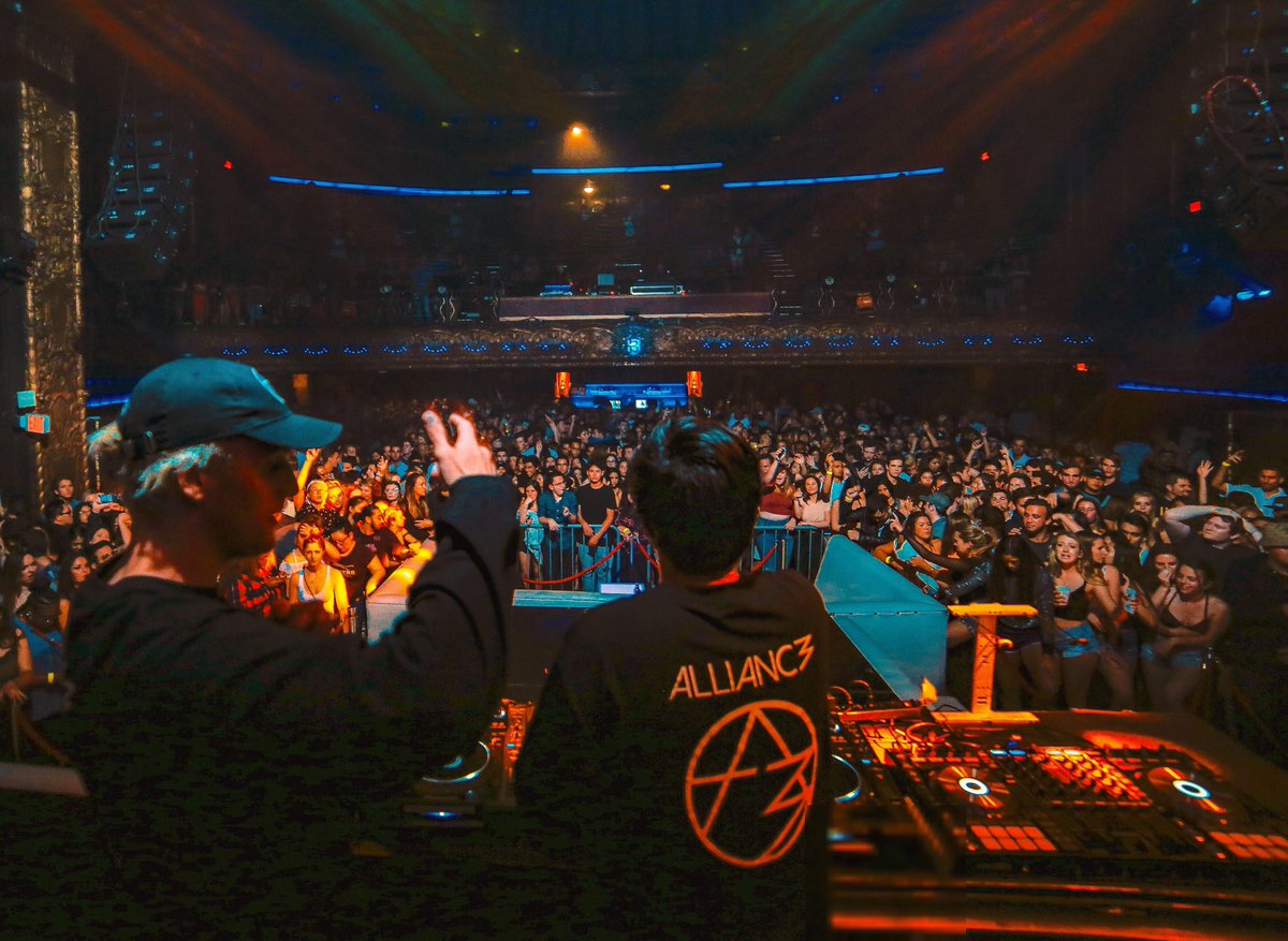 Allianc3records's tweet photo. "Make your own future, make your own hope, make your own love!!" So proud of moments like this 🅰️❤️ | PC📸: @ron_tron_ |

#AT3AM https://t.co/4epJtjR3GB