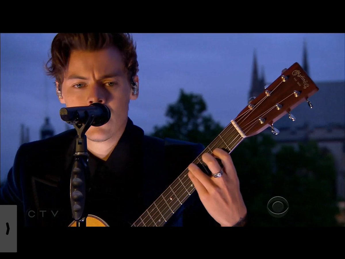 1D_24hNews's tweet photo. Harry performing at #TheLateLateLondon last night!!!
#HarryStyles #Harry #Styles #SignOfTheTimesMusicVideo https://t.co/SGK17gourA