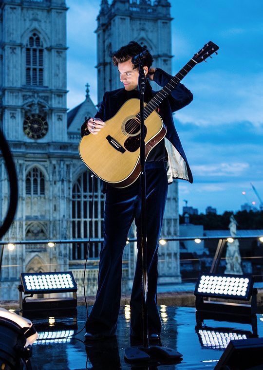 1D_24hNews's tweet photo. Harry performing at #TheLateLateLondon last night!!!
#HarryStyles #Harry #Styles #SignOfTheTimesMusicVideo https://t.co/LaGfVfGwdC