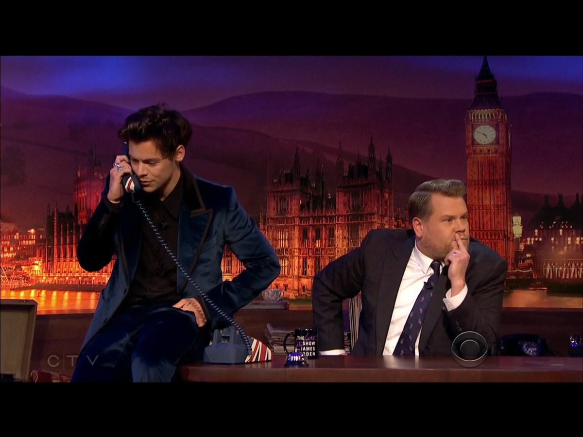 1D_24hNews's tweet photo. Harry on #TheLateLateLondon last night!!!
#HarryStyles #Harry #Styles #SignOfTheTimesMusicVideo https://t.co/iR4cDiFz6a