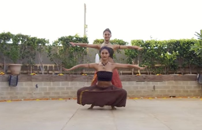 MindFeedReads's tweet photo. Mukti &amp; Shakti Mohan Fusion Dance on “Shape of You” Carnatic Mix is just awesome- https://t.co/e9luZNTLhj
#Bollywood #shapeofyou #EdSheeran https://t.co/tFr7J5FZ4K