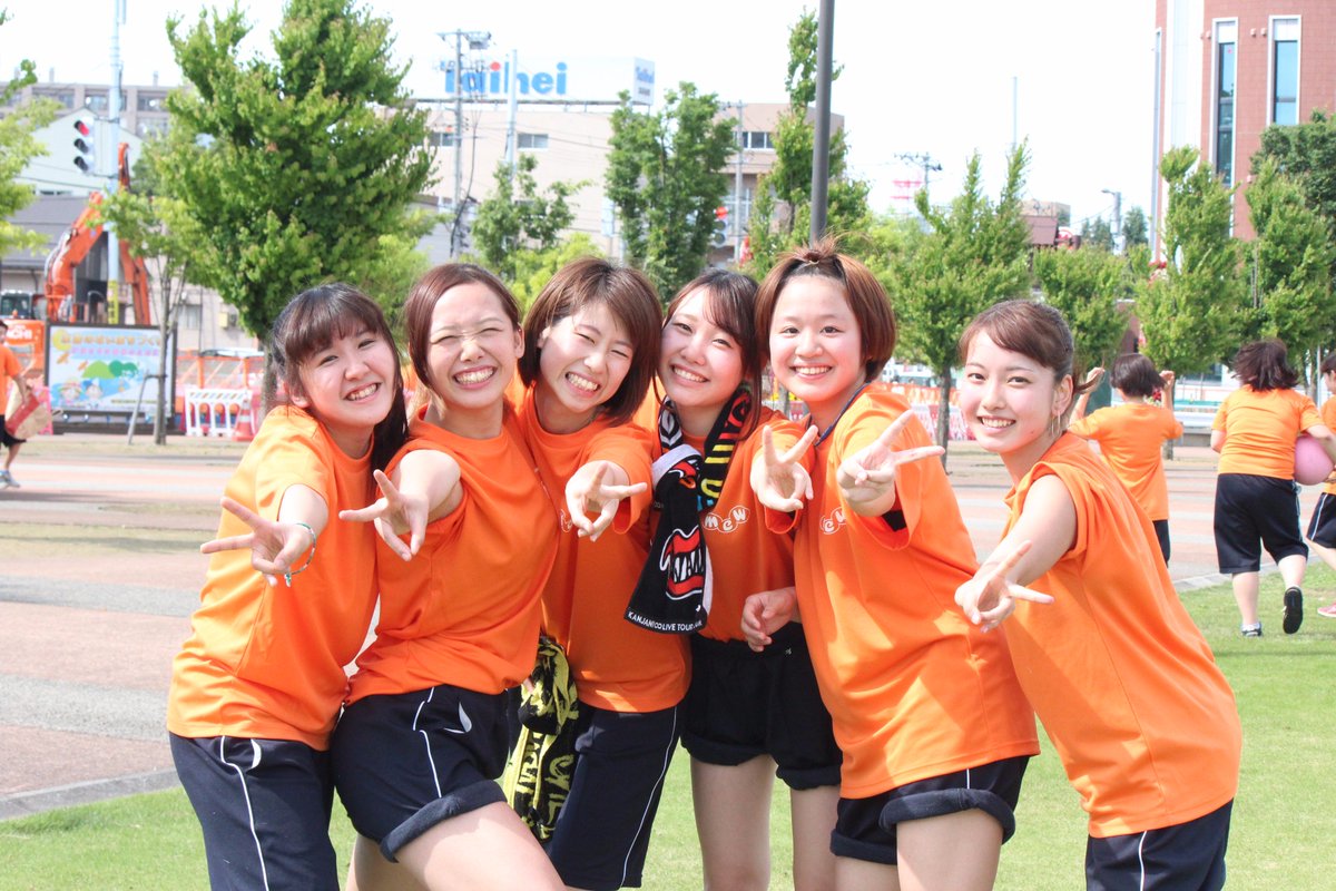 長岡こども福祉カレッジ A Twitter お外に出ると ハイテンションなオレンジ集団を発見 S つ W つ あ あれは こども保育科のみんなだ みんなで元気に ドッジボール 彡 D 暑いから水分補給はしっかりするのだぞ 長岡