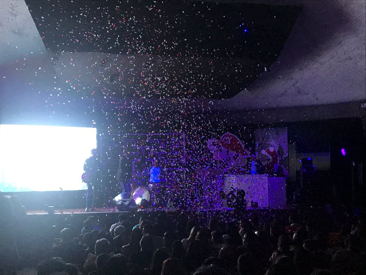 fabriespin's tweet photo. Una noche llena de sorpresas y alegría se vive en el #Spondylus2017 
@FComUDH https://t.co/BFfZ5Ts5eW