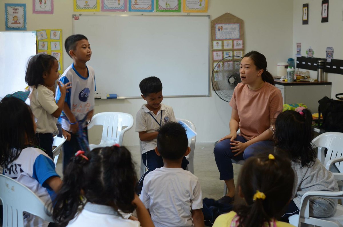 lynnpinugu's tweet photo. Every child needs a mentor. 👩‍👧‍👦👨‍👧‍👦 Grateful to the volunteers who tirelessly share their time to guide &amp; inspire @Manoamigaph students 💙 https://t.co/9plkthkTJO