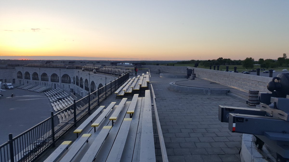SnowCanada416's tweet photo. Setting sun over the upper level of Old Fort Henry #Kingston @HPCSCANADA #HPCSCan17 AFTER wonderful dinner. Thanks @IBMCanada https://t.co/9qmMiMiDQm