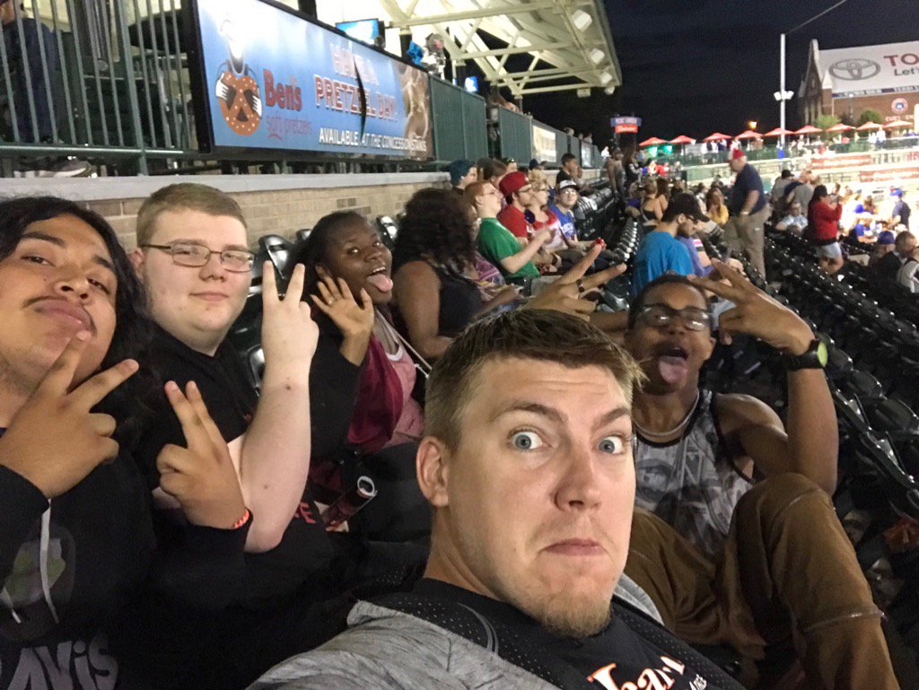 jthooks34's tweet photo. Cheering strong for the Cubs!!#SBCubs https://t.co/aZ9XRhW2cT