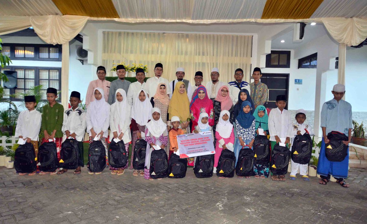 radio_tru6's tweet photo. GM RU VI Balongan menyerahkan santunan dan bingkisan kepada Anak Yatim pada 5 Juni 2017 lalu https://t.co/oTITj4HN9F