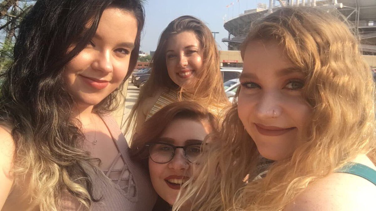 hannah_alku's tweet photo. Happy national best friends day to my best beaches 😘❤ https://t.co/gxhMdD13bF