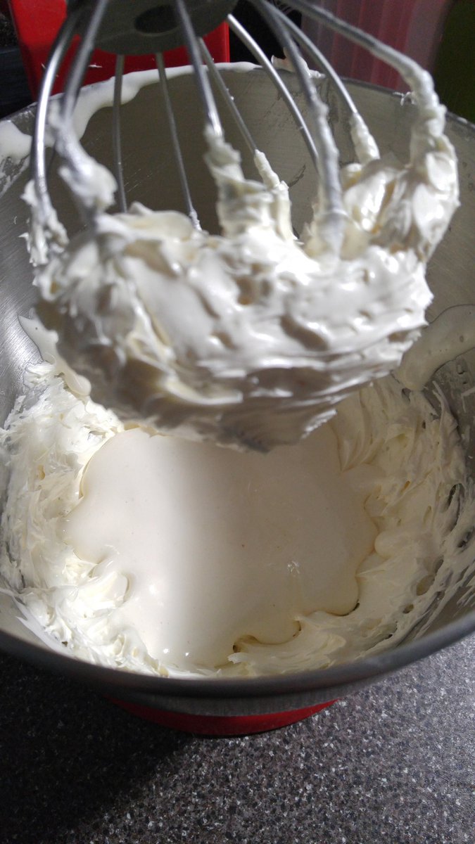 beyondumami's tweet photo. The "naked buttercream" - before it gets its flavouring :D #macaronsyeg #macaronmaking #macarons https://t.co/yzc1w1kCjA