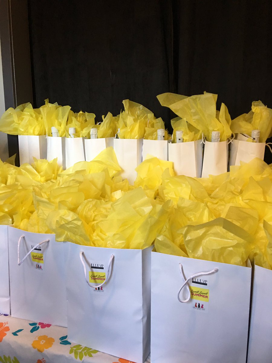 cookiegigan's tweet photo. My awesome gift bag from the @ElleCanada VIP event! Included a tub of @Breyers! #elleVIP #girlsnightoutwines https://t.co/MBDLEc2OtS