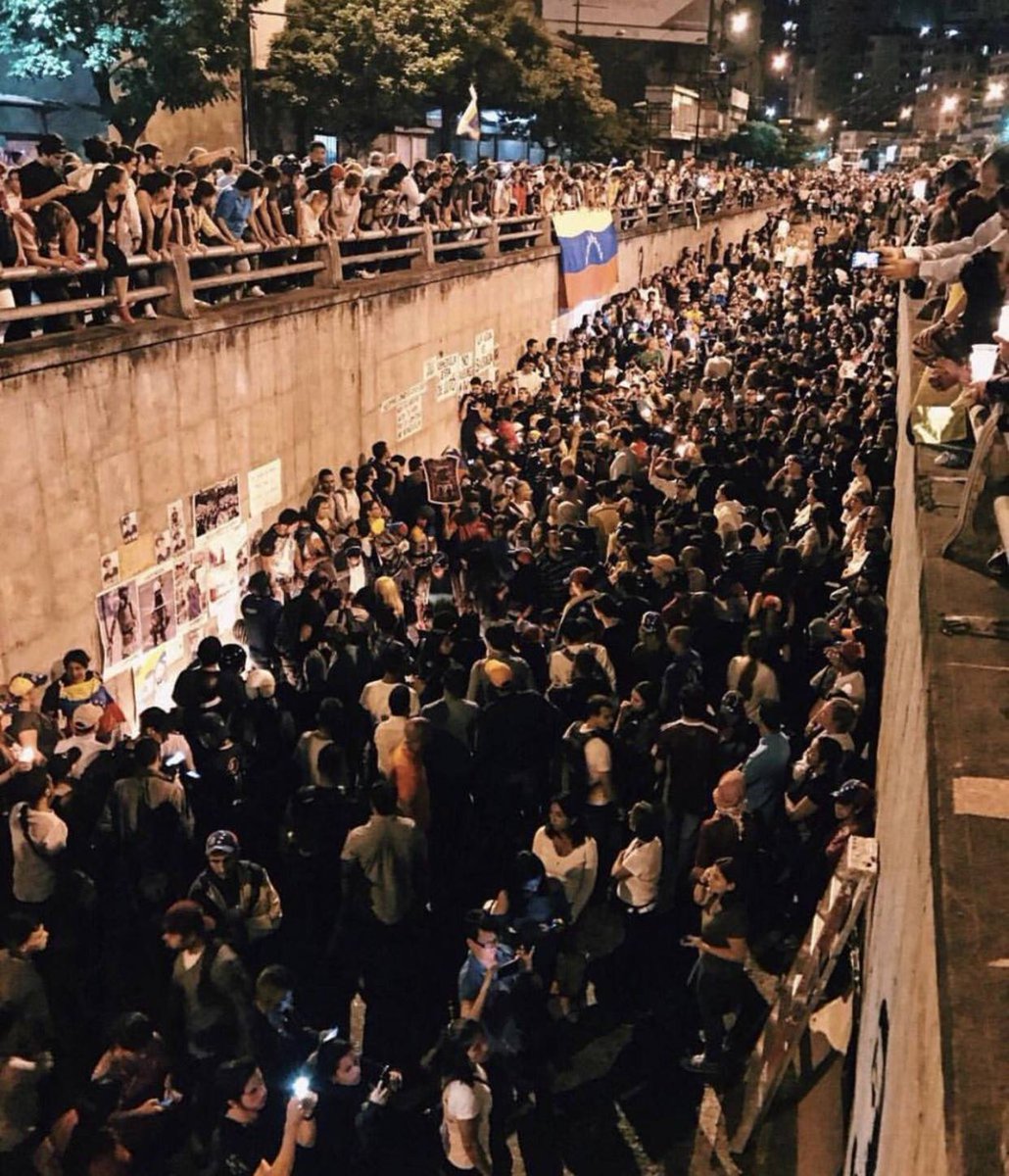 ElNacionalWeb's tweet photo. [FOTO] Venezolanos abarrotaron la avenida Libertador en honor a Neomar Lander https://t.co/YQpaetwQOW  https://t.co/MtvG5ovbyf