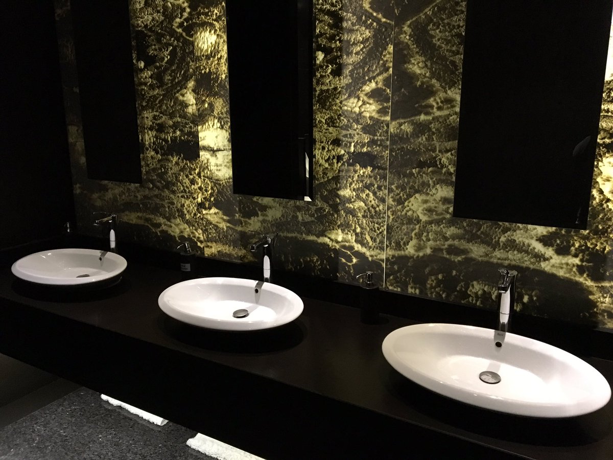 大豪院 今年5月に上海行って来ました 上海ディズニーのトイレ すごく綺麗でしたよ ちなみに 他3枚は宿泊したジュメイラホテルの写真 豪華でクリビツ