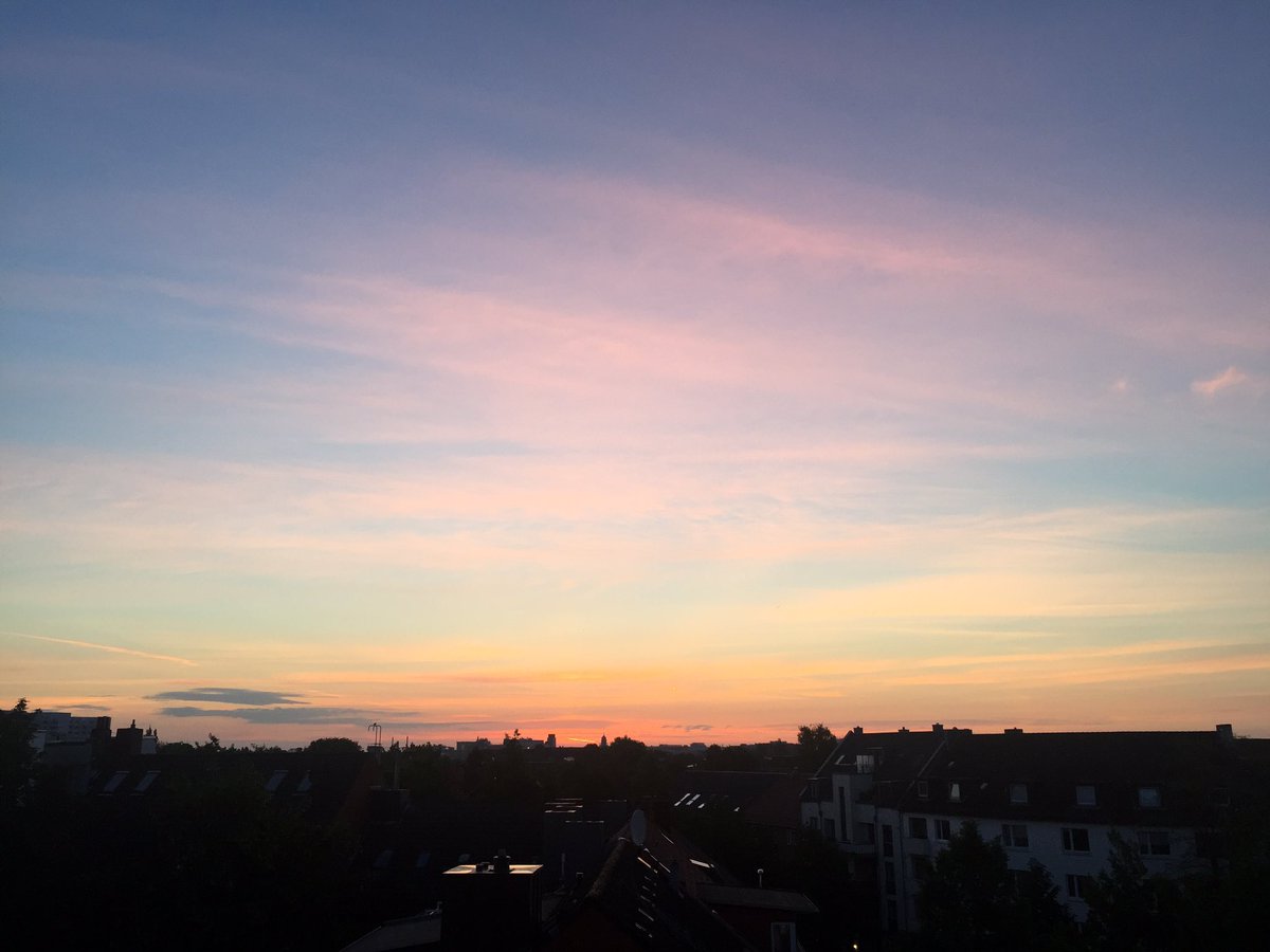 BarrellaHH's tweet photo. Nicht nur die Sonnenaufgänge nach #brexitornot und #GE2017 ähneln sich. https://t.co/8pMqM6abH9